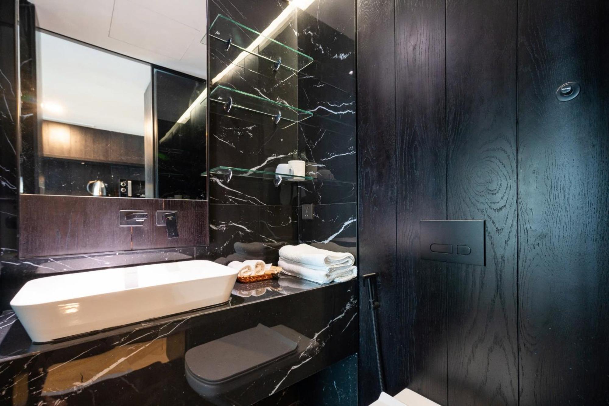 The Manor 2 River View, Near Landmark 81, Free Pool Access Apartment