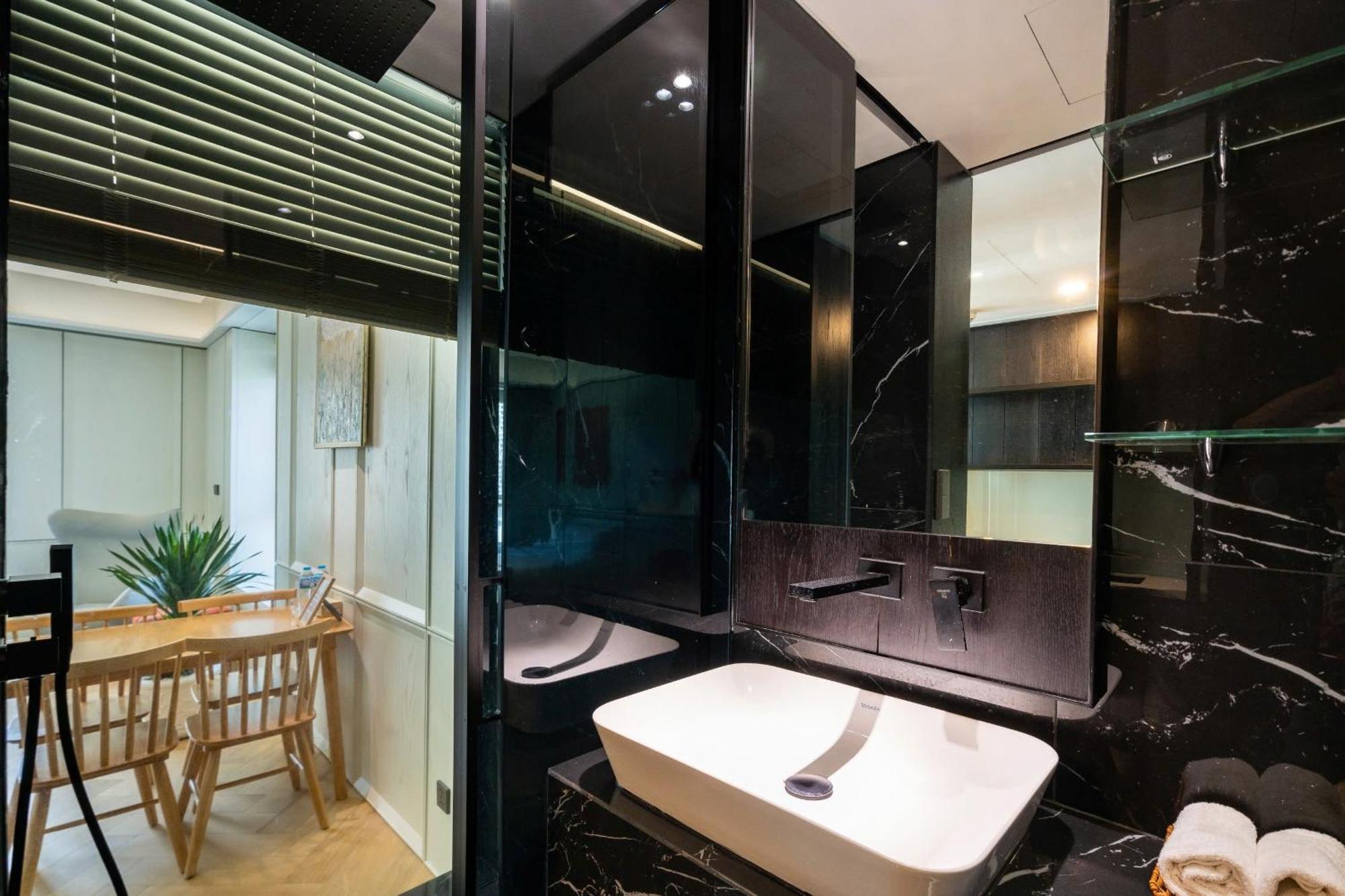 The Manor 2 River View, Near Landmark 81, Free Pool Access Apartment *